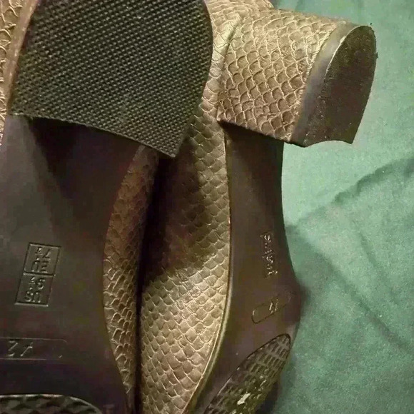 Preowned Aerosoles with a big buckle on top. Womens size 9.5. - Picture 12 of 15